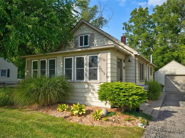 872 W Silver Lake Rd, Fenton, MI 48430
