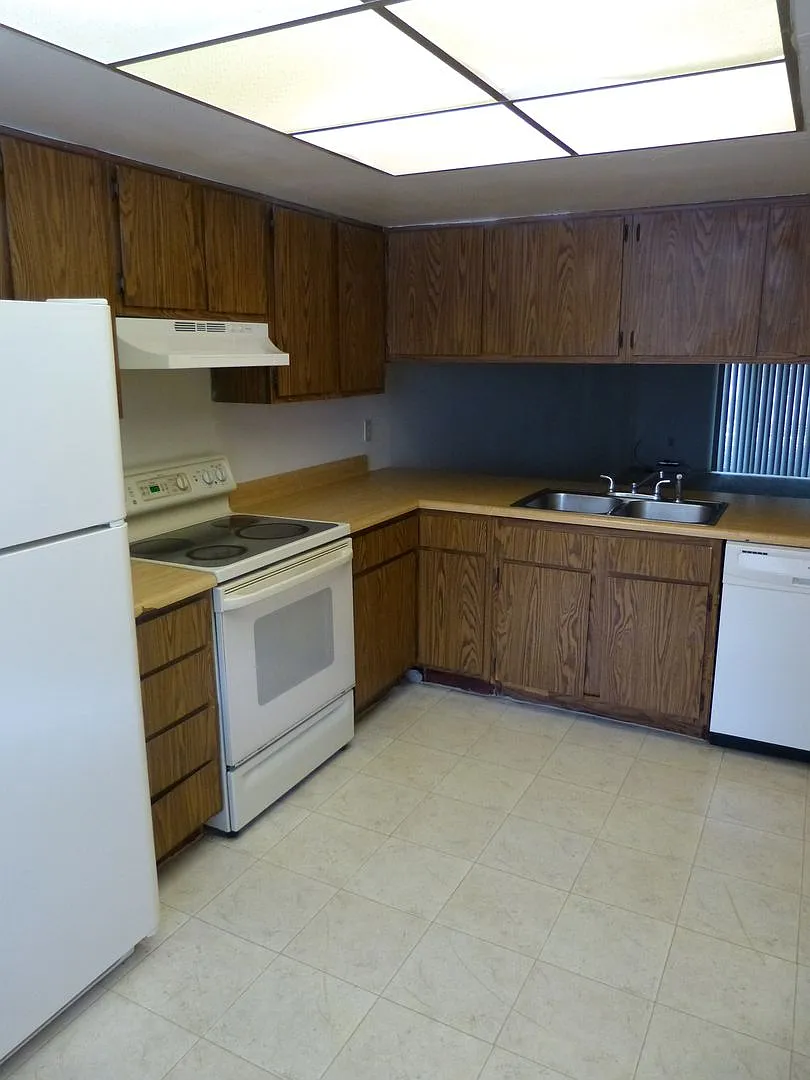 2 BR / 2 BA Condo In University Hylands — Photo 3