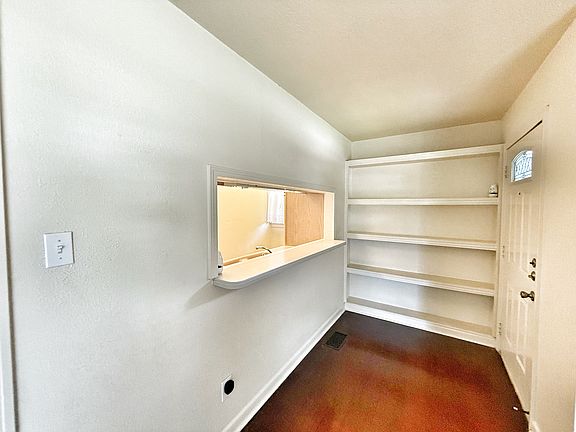 4th image of 460 Comal Ave