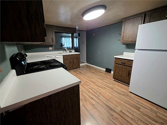 5th image of 395 Spring St