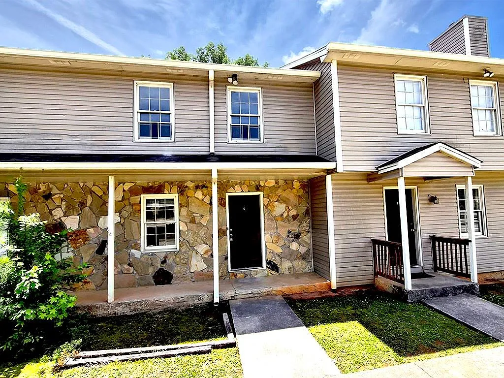 Building Photo - 3360 Club Dr #C
