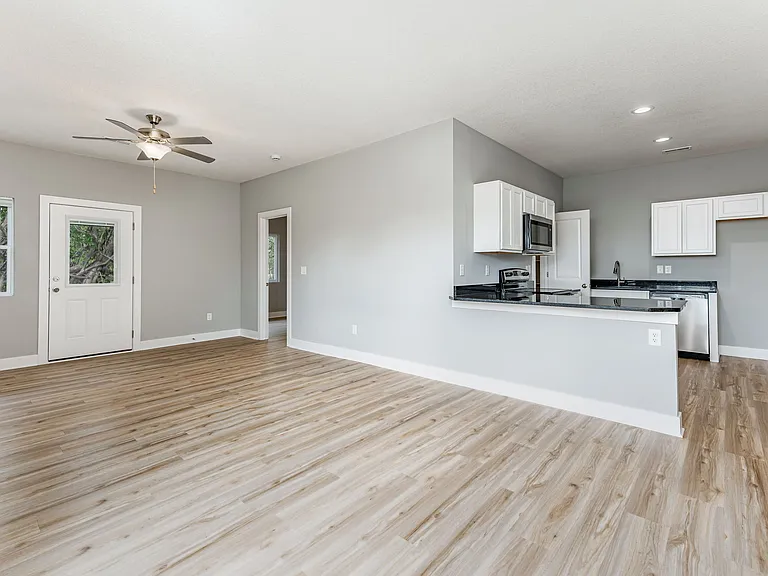 403 SE 14th St #B — Photo 3