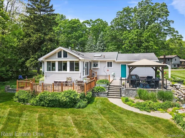 5900 Wellington Dr, Clarkston, MI 48346