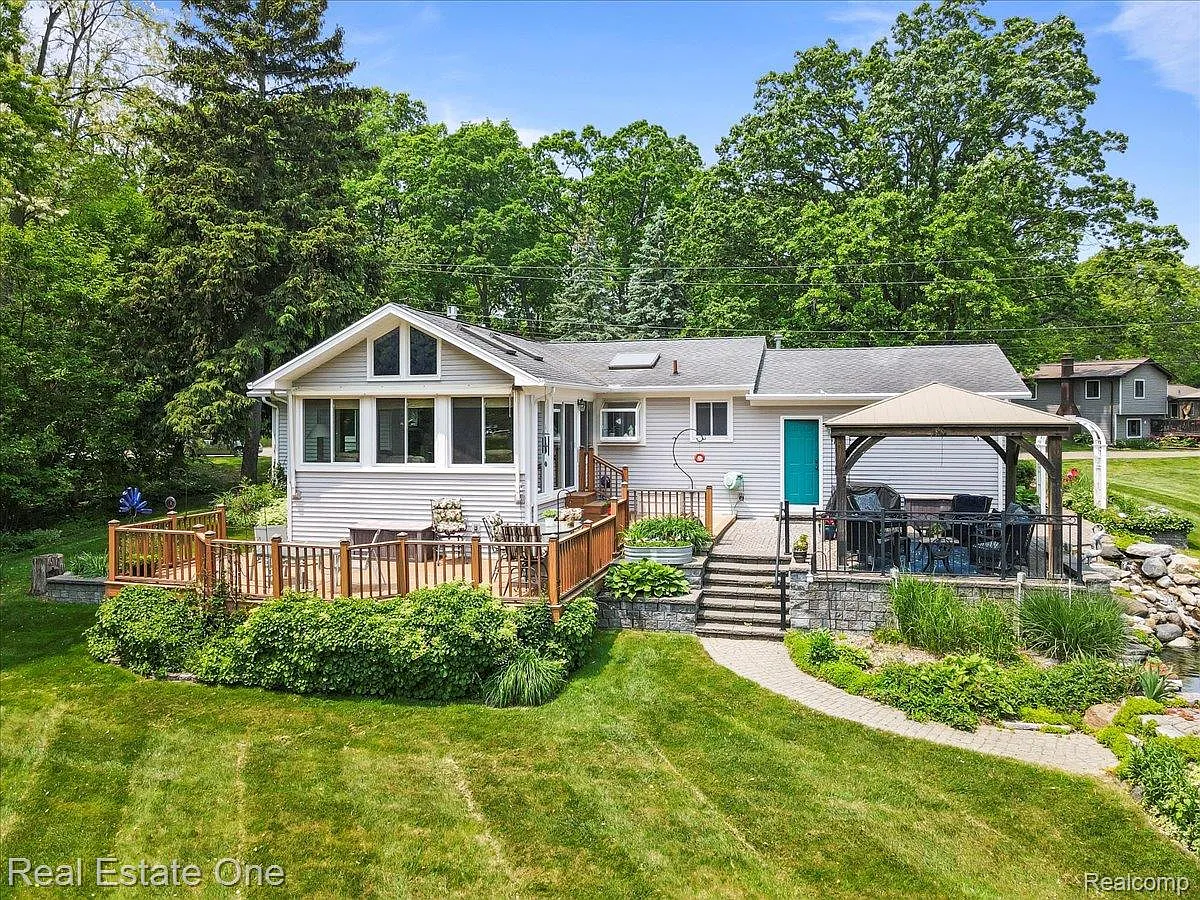 5900 Wellington Dr photo 1