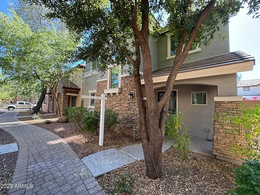 Building Photo - 2522 E Vermont Dr