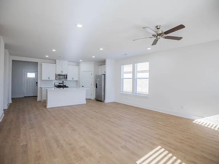 136 S Broyles Ave — Photo 7