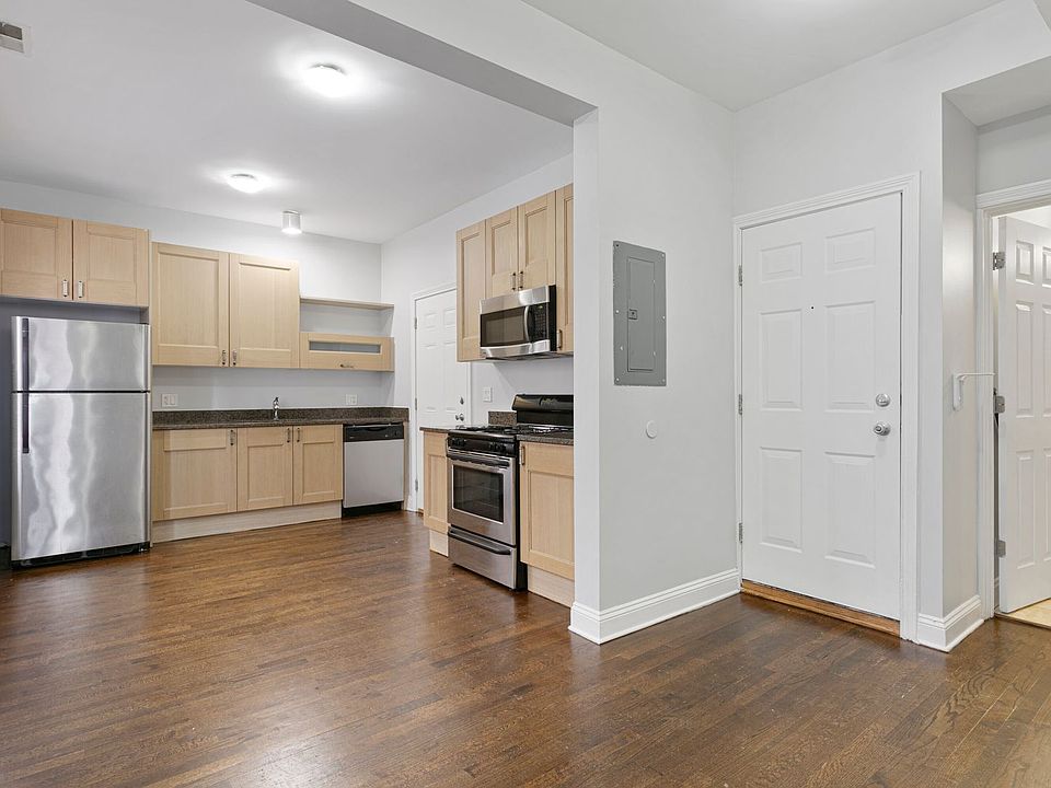 1st image of 7526 N Seeley Ave APT 303