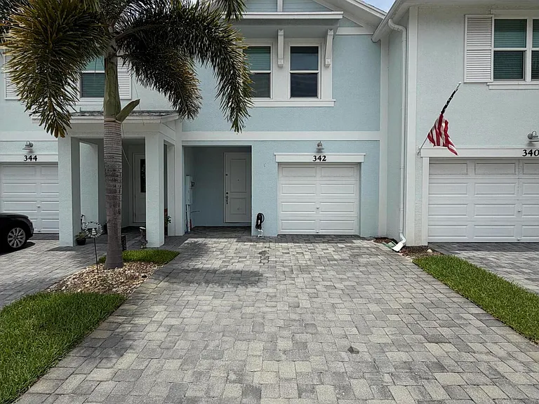 342 SE Angler Dr — Photo 2
