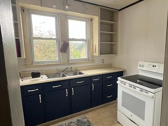 5th image of 122 E Market St