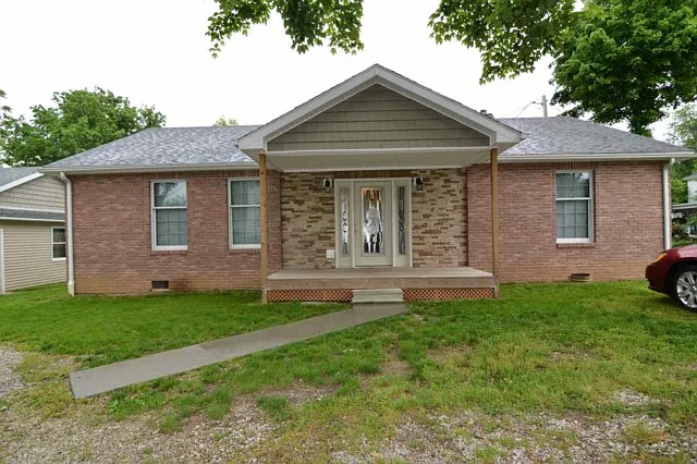 421 W Walnut St photo 1