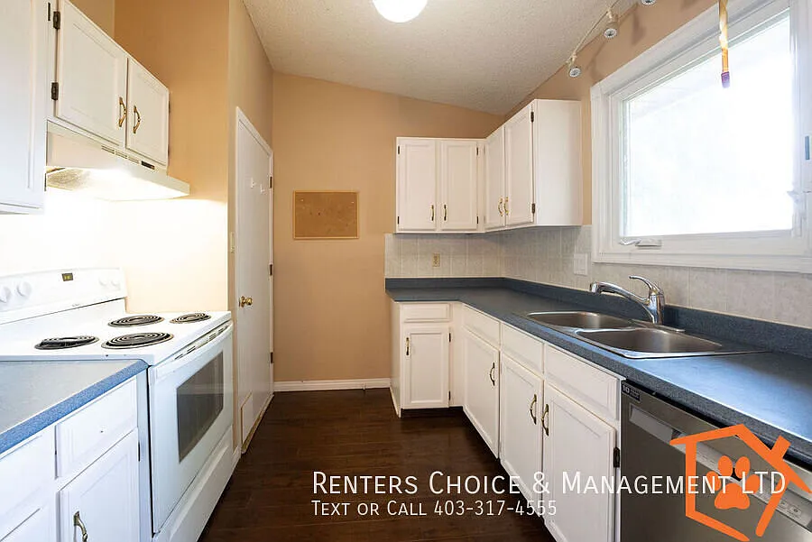 3 Bedroom Main Floor, Utilities Included, Bonus Incentive — Photo 2