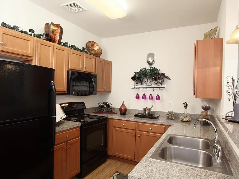 Ivy Ridge Apartments & Townhomes — Photo 19