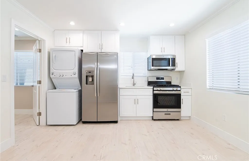 1 bed, 423 sqft, $2,200 — Photo 2