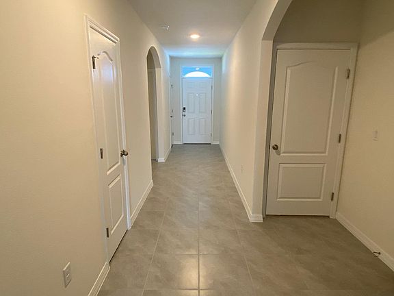4th image of 454 St Georges Cir