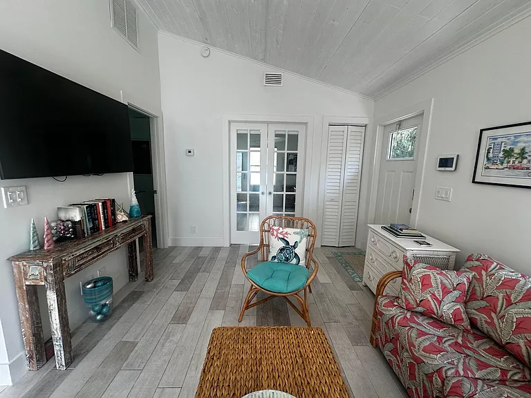 323 NE 7th Ave #B — Photo 3