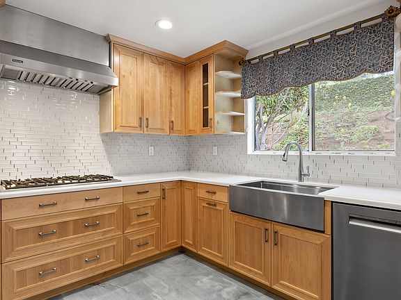 4th image of 5394 Evanwood Ave