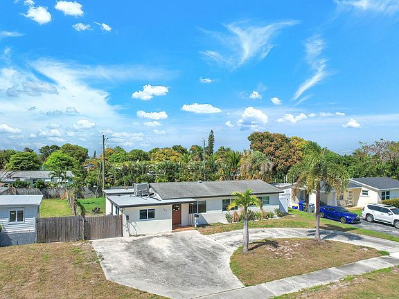 3rd image of 731 W Ilex Drive