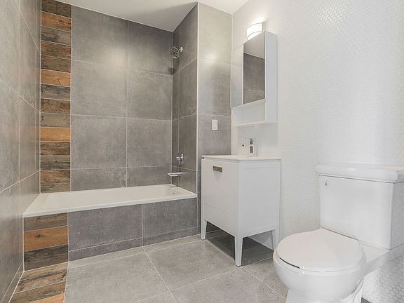 3rd image of 1117 Hoe Ave #5A