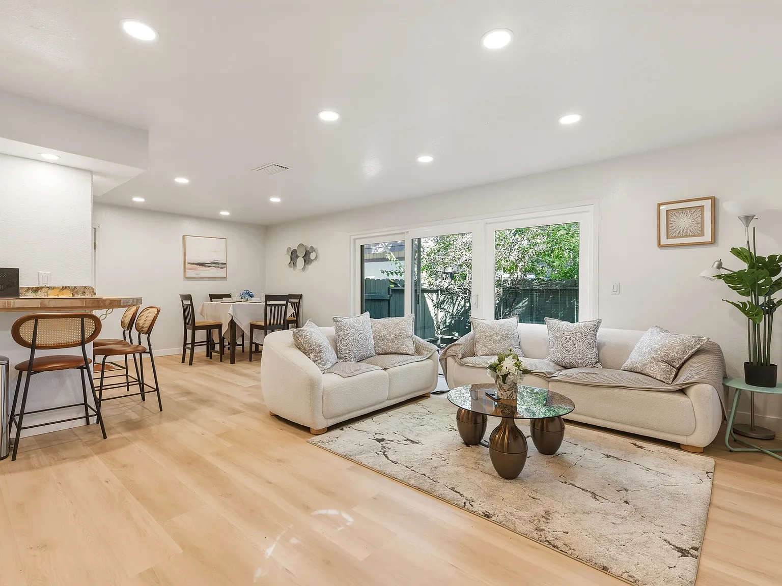 2 bed, 1.5 bath, 1022 sqft, $4,500 — Photo 2