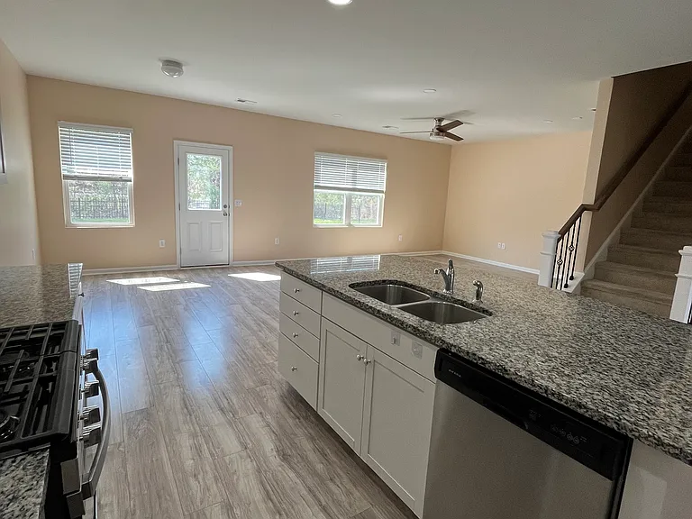 3076 Ellesmere Cir — Photo 5