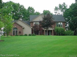 10466 Piedmont Dr, Brighton, MI