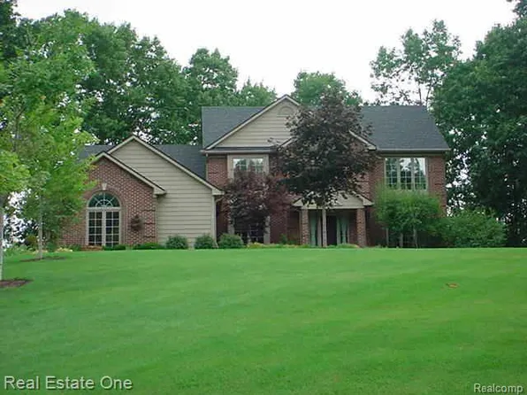 10466 Piedmont Dr, Brighton, MI 48114