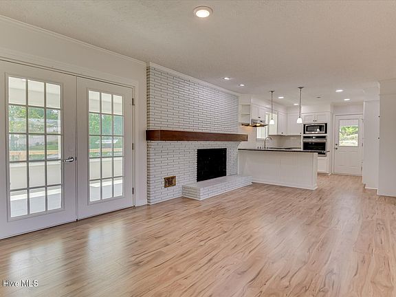 3rd image of 633 Cambridge Court