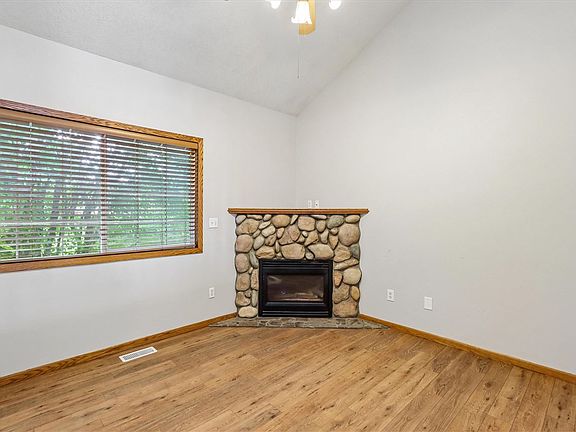 3rd image of 427 W Zeller St
