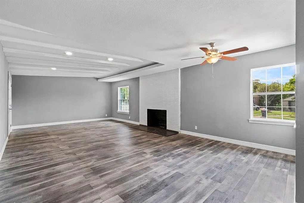 3 bed, 2.5 bath, 2400 sqft, $2,100 — Photo 2