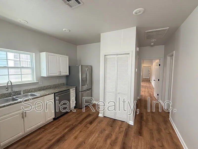 3 bed, 2.5 bath, 1400 sqft, $1,695 — Photo 3