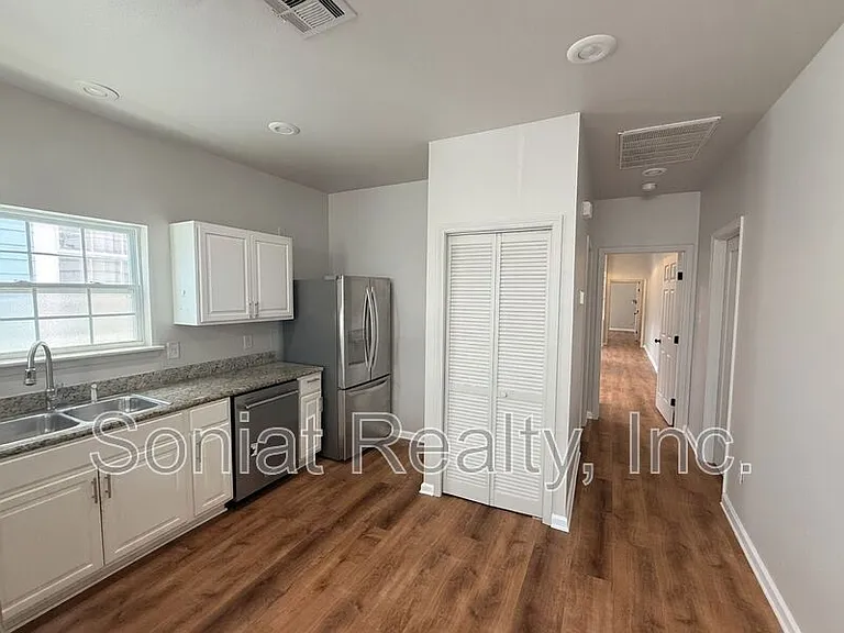 1461 N Robertson St — Photo 3