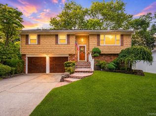 26 Dartmouth Drive, Deer Park, NY 11729