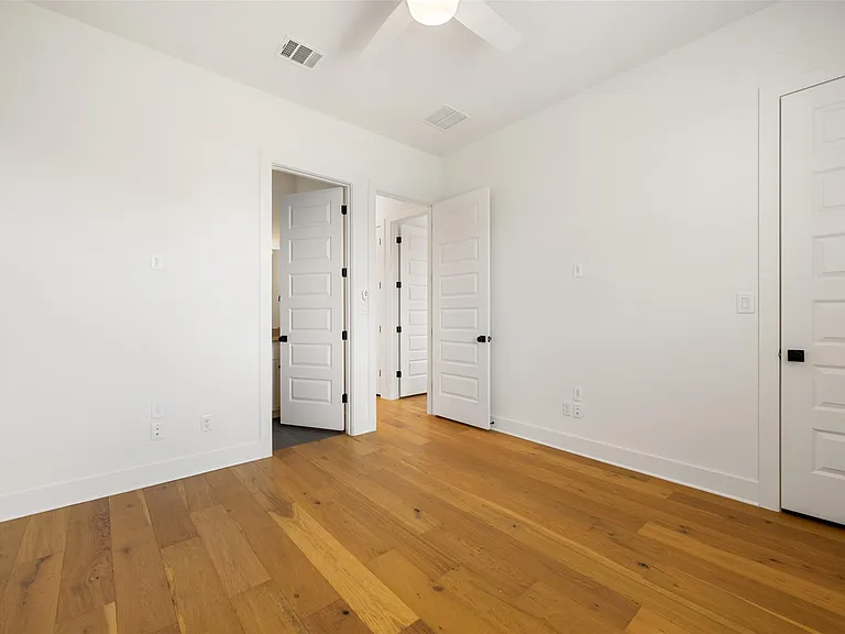 308 E 19th 1/2 St #308 — Photo 21