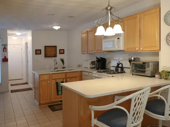 46 Fox Dr, Narragansett, RI 02882