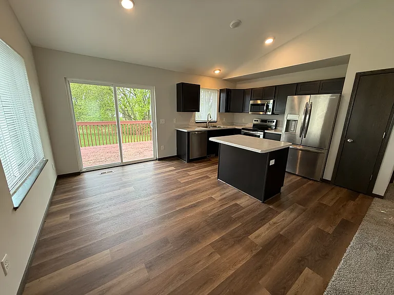 924 Waters Edge Ct — Photo 3