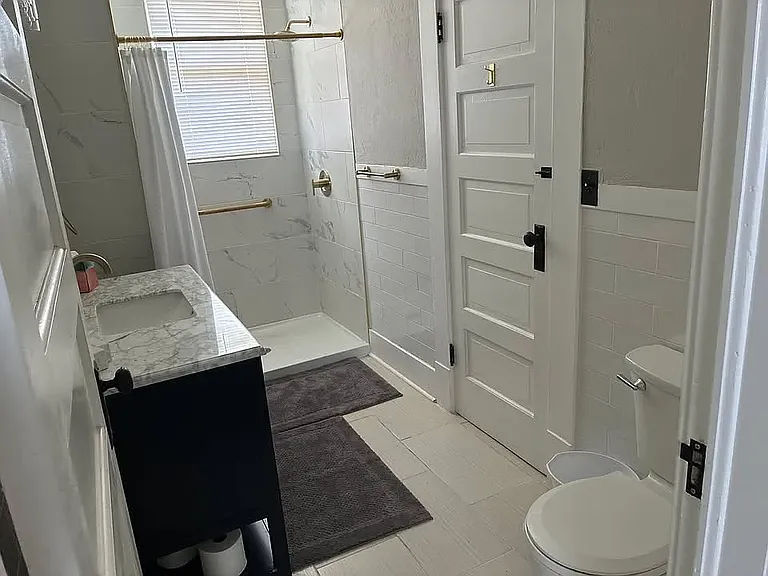 Shared bathroom (Total of 3 shared bathrooms, upstairs)