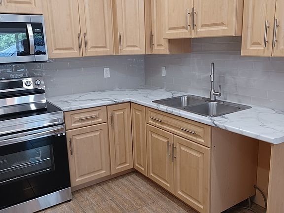 3rd image of 98 Lansdowne Ave