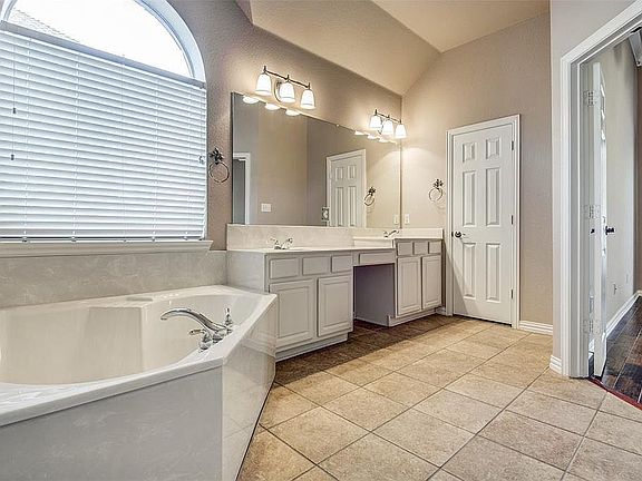 2nd image of 3523 Lincoln Dr