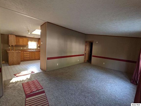 3rd image of 418 Douglas St
