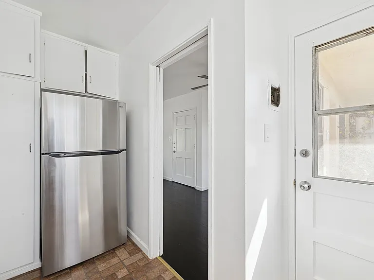 2032A Delaware Ave — Photo 2