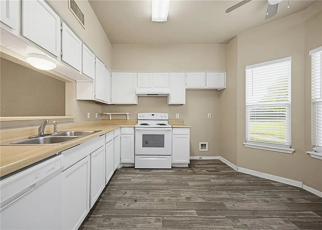 2 bed, 2.5 bath, 1219 sqft, $1,600 — Photo 4