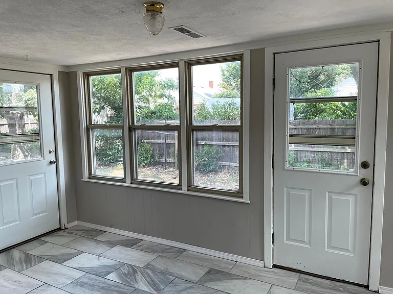 120 E Avenue F — Photo 18