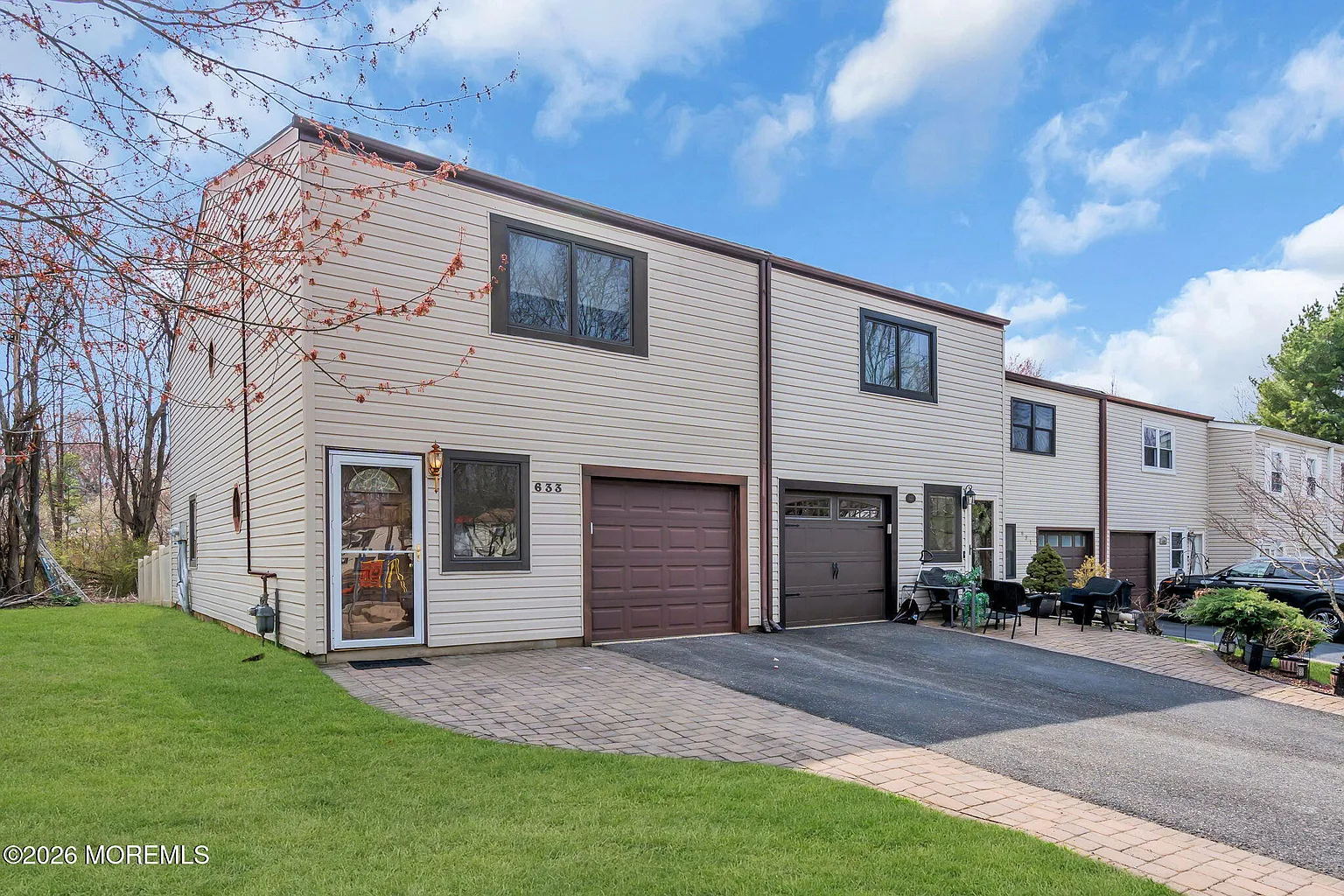 633 Randall Way photo 1