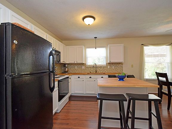 3rd image of 845 Weeping Willow Ln