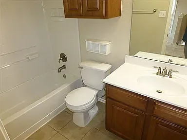4 bed, 2.5 bath, 2469 sqft, $550 — Photo 2