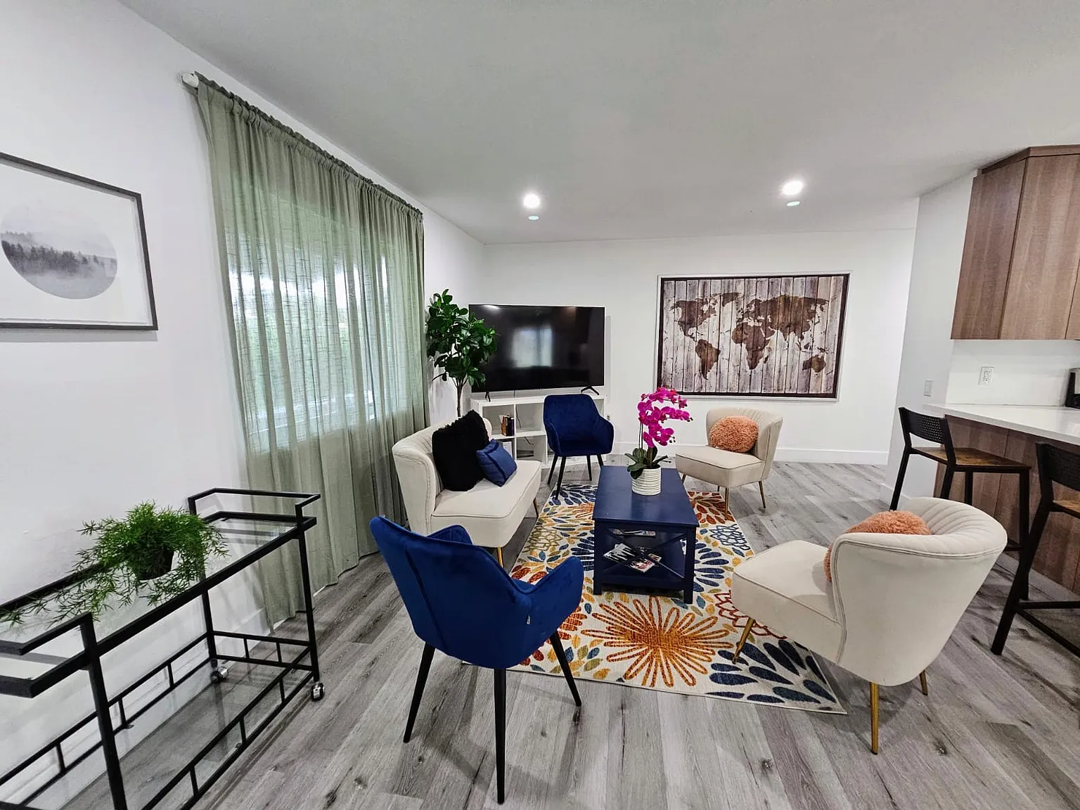 5 bed, 3500 sqft, $8,950 — Photo 2