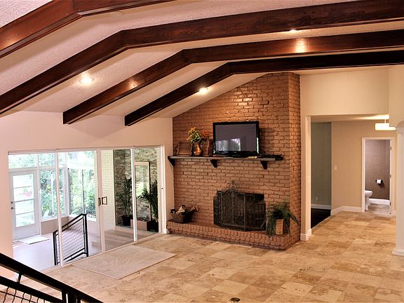 Family Room w/fireplace