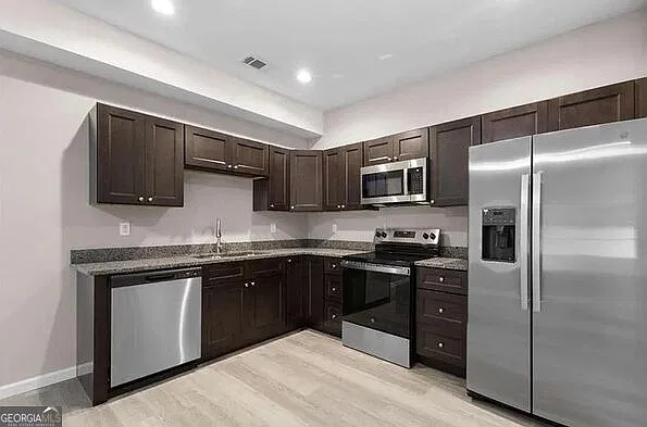 3 bed, 2.5 bath, 1380 sqft, $2,500 — Photo 4