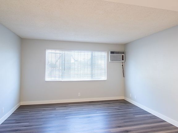 5th image of 402 S Bonnie Brae St APT 4