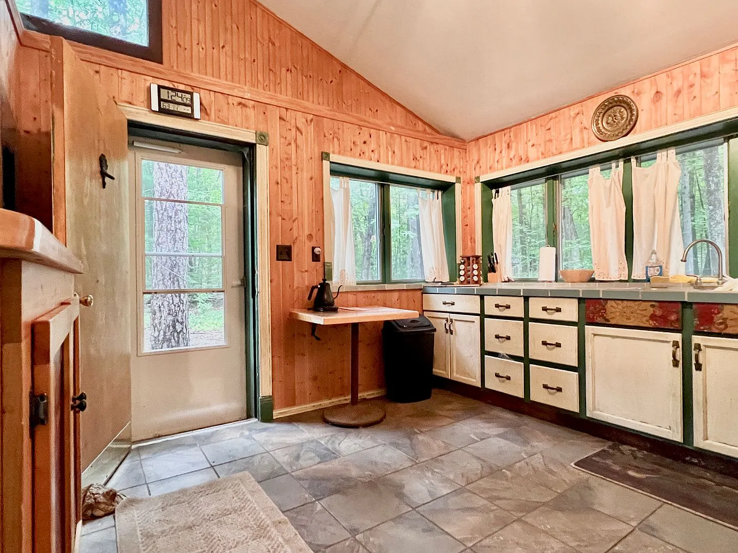 Adorable Cottage Retreat Steps from Duck Lake! — Photo 4